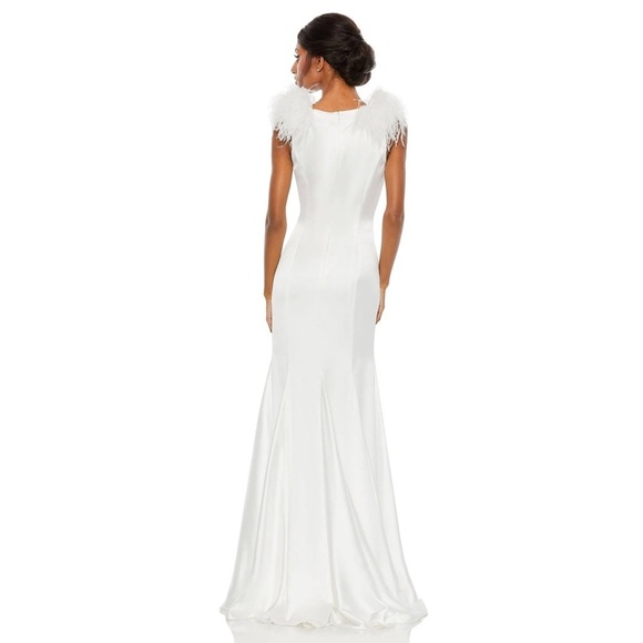 Mac Duggal
Feather Shoulder V-Neck Column Gown size 6 white NWT - Picture 4 of 15